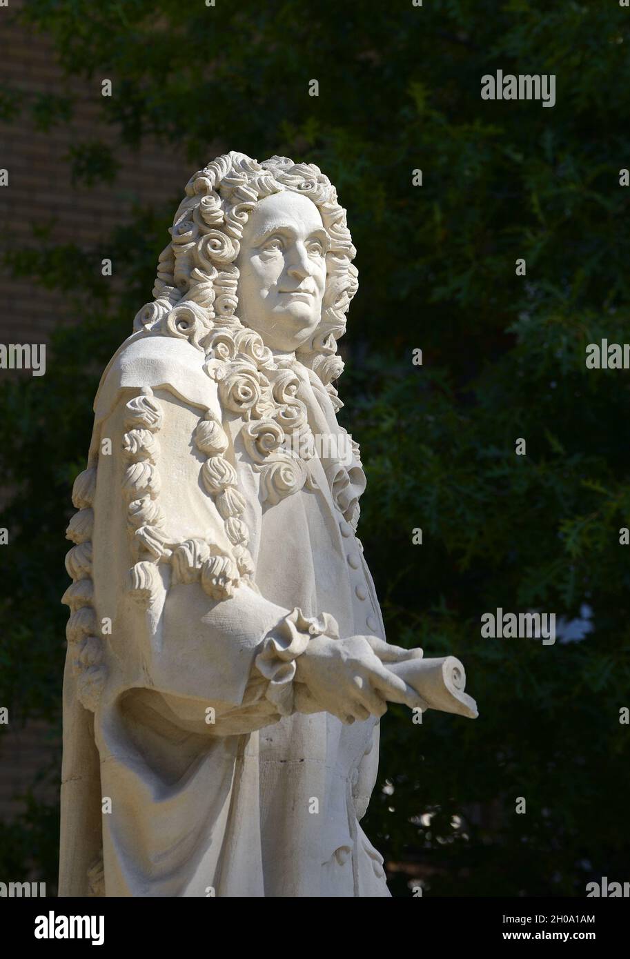 Londres, Inglaterra, Reino Unido. Estatua: Sir Hans Sloane (1660-1753: Médico y naturalista) en Duke of York's Square, Chelsea. Foto de stock