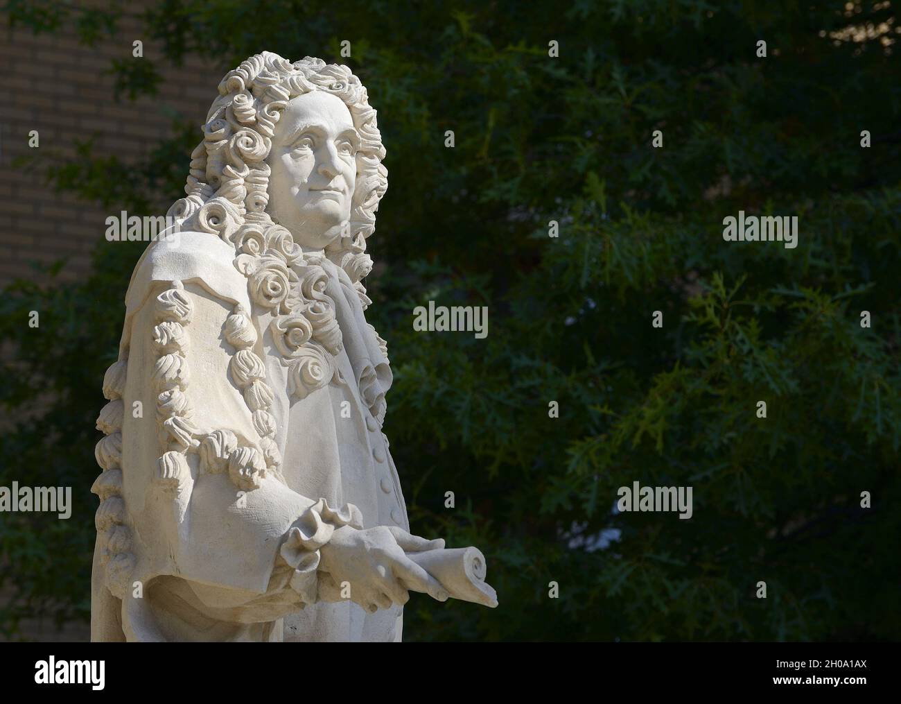Londres, Inglaterra, Reino Unido. Estatua: Sir Hans Sloane (1660-1753: Médico y naturalista) en Duke of York's Square, Chelsea. Foto de stock