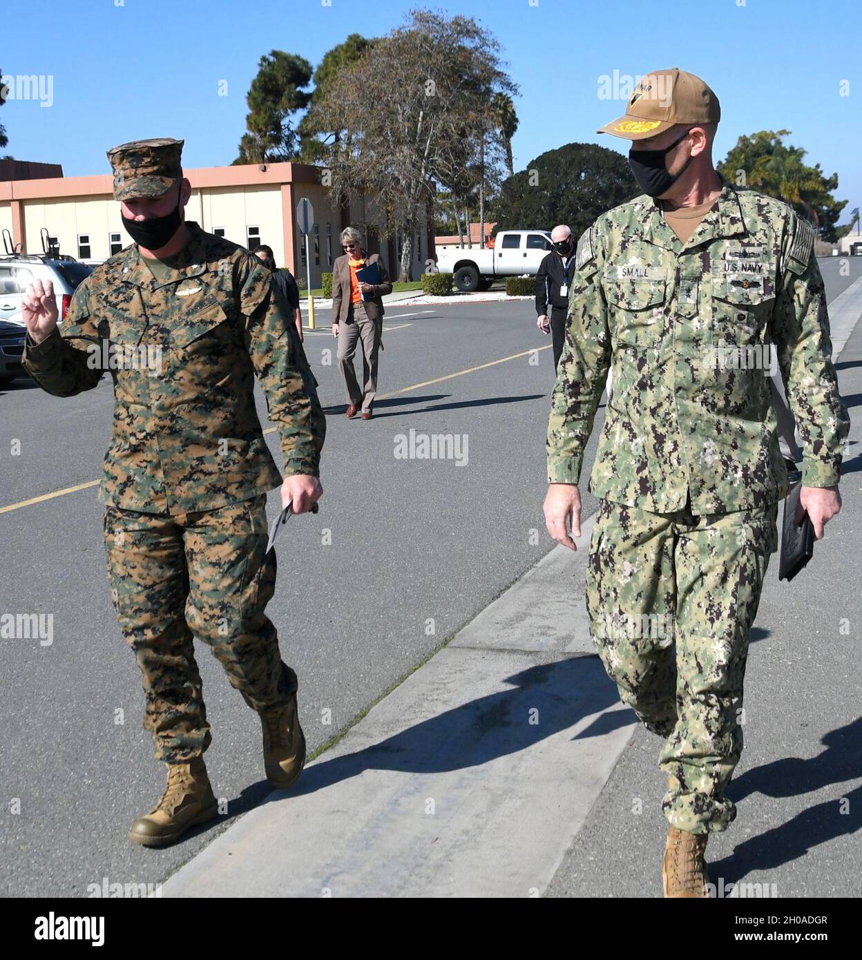 CAMP PENDLETON, California - El Teniente de Marina de los Estados Unidos  Michael Liguori (izquierda), comandante de la actividad de apoyo a sistemas  tácticos del Cuerpo de Infantería de Marina (MCTSSA) acogió