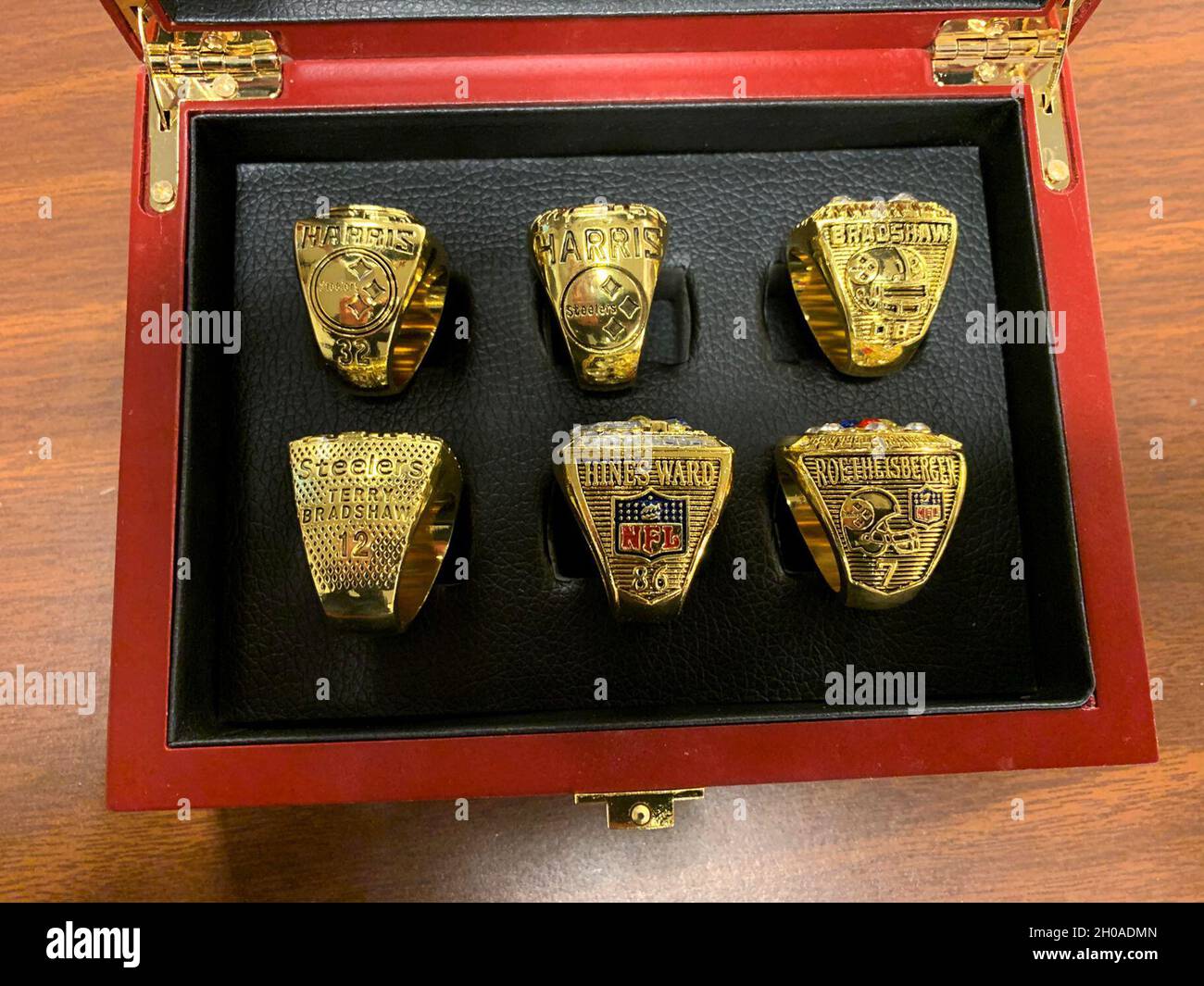 Los oficiales de Aduanas y Protección Fronteriza de EE.UU. En Pittsburgh se  apoderaron de 60 anillos de Pittsburgh Steelers Super Bowl combinados en  ocho parcelas diferentes que llegaron de China y fueron
