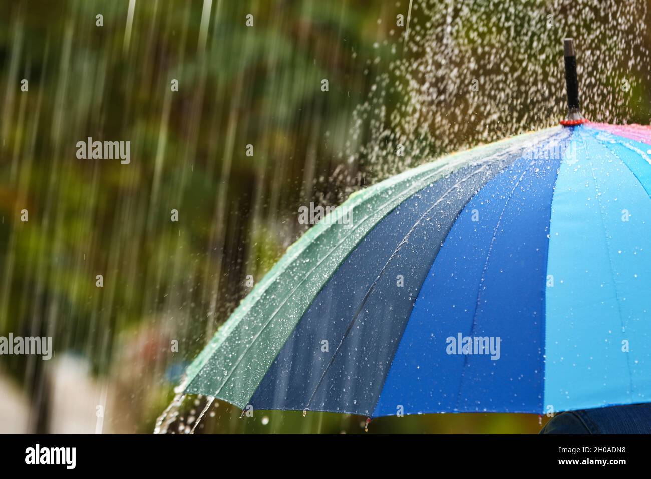 con sombrilla brillante bajo la lluvia en cerca de stock - Alamy