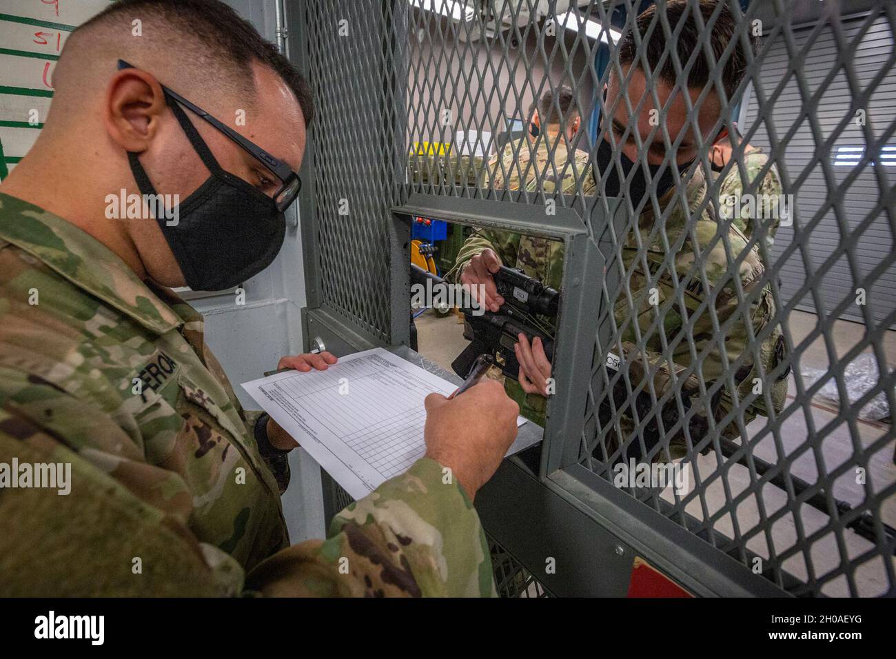Juramento mecanógrafo habilitar Un soldado del Ejército de los Estados Unidos con Charlie Company,  Regimiento de Infantería 1-114th, de la Guardia Nacional del Ejército de  Nueva Jersey, escribe los números de serie de un carabina