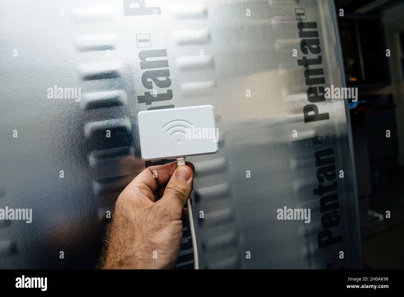 POV macho que sujeta la nueva mochila WiFi para refrigeradores Home-Connect  fabricados por Bosch Fotografía de stock - Alamy