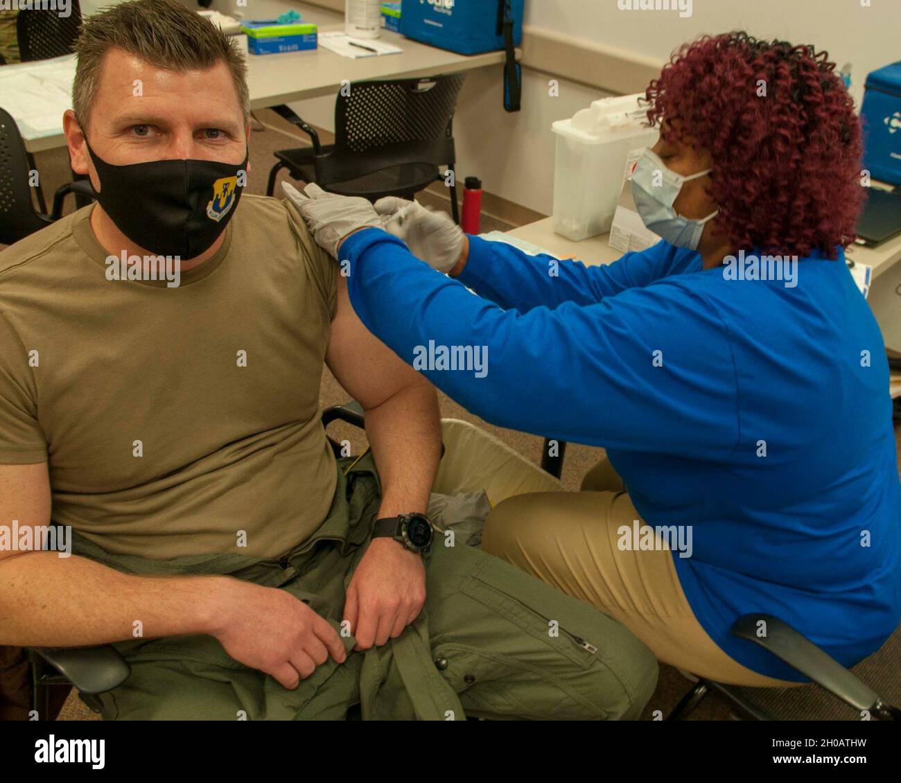 El Teniente Coronel David Schur, comandante del Escuadrón de Apoyo a Operaciones 43rd, recibe la primera ronda de la vacuna COVID-19 en el Centro Médico del Ejército de Womack el 13 de enero de 2021. #MHSVaccina Foto de stock