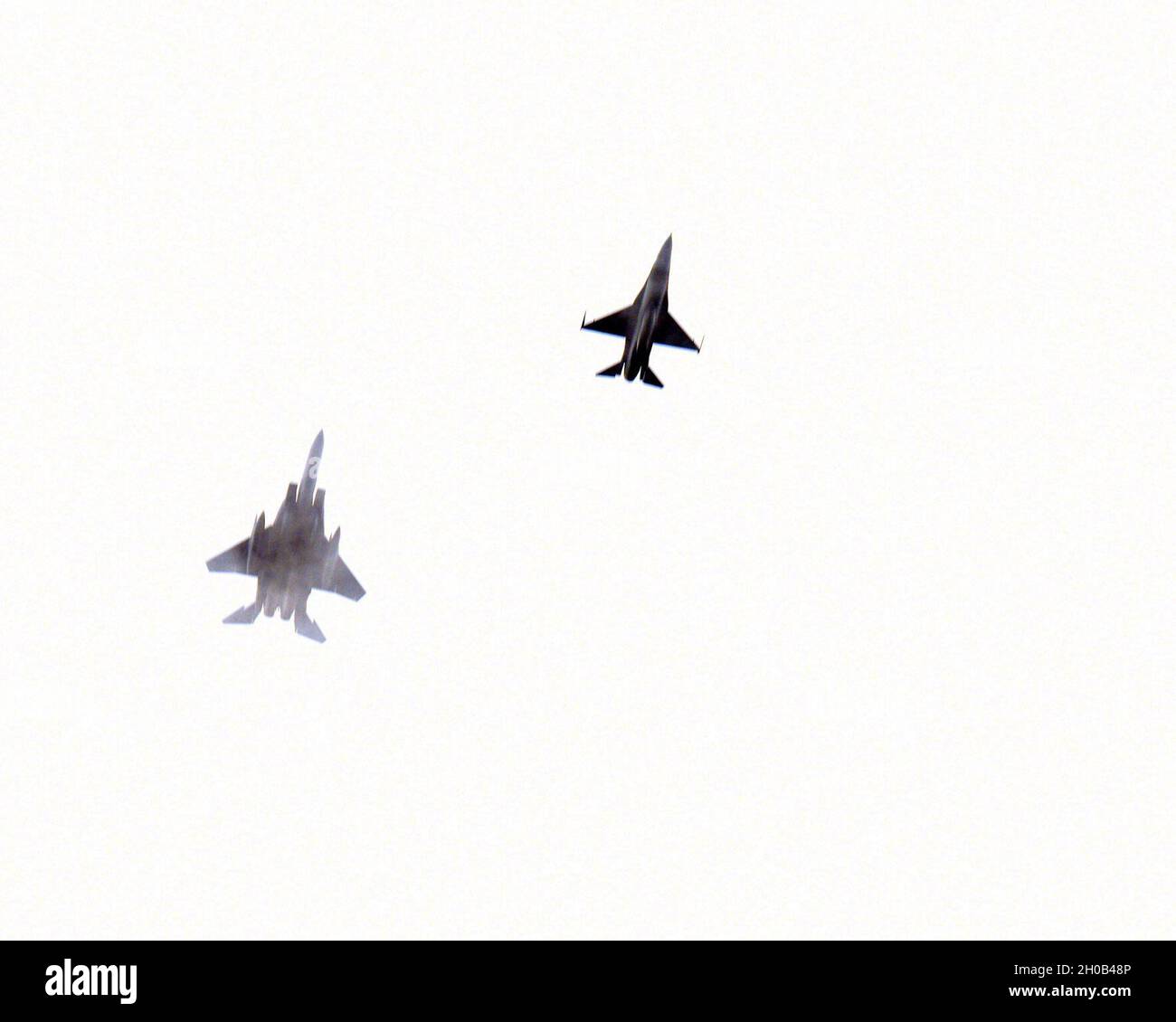 Un águila F-15 y un víbora F-16 aparecen a través de las nubes en una formación que se sobrepasan en el servicio “Celebración de la Vida” para la Brigada Retirada. General Chuck Yeager en el Charleston Coliseum & Convention Center en Charleston, Virginia Occidental, 15 de enero de 2021. Yeager fue un avión de vuelo y piloto de pruebas de la Fuerza Aérea que en 1947 se convirtió en el primero en la historia que se confirmó que había superado la velocidad del sonido en vuelo nivelado. Foto de stock