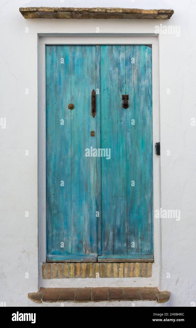 Puerta de madera turquesa y mango de hierro, cuchilla y timbre en Vejer de  la Frontera. Cádiz, España Fotografía de stock - Alamy