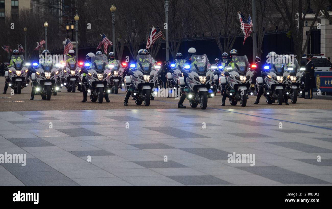 La policía escenificar sus motocicletas durante parte de las ceremonias de  Inauguración Presidencial de 59th en Washington, D.C., 18 de enero de 2021.  La policía trabajó junto con miembros militares de todas