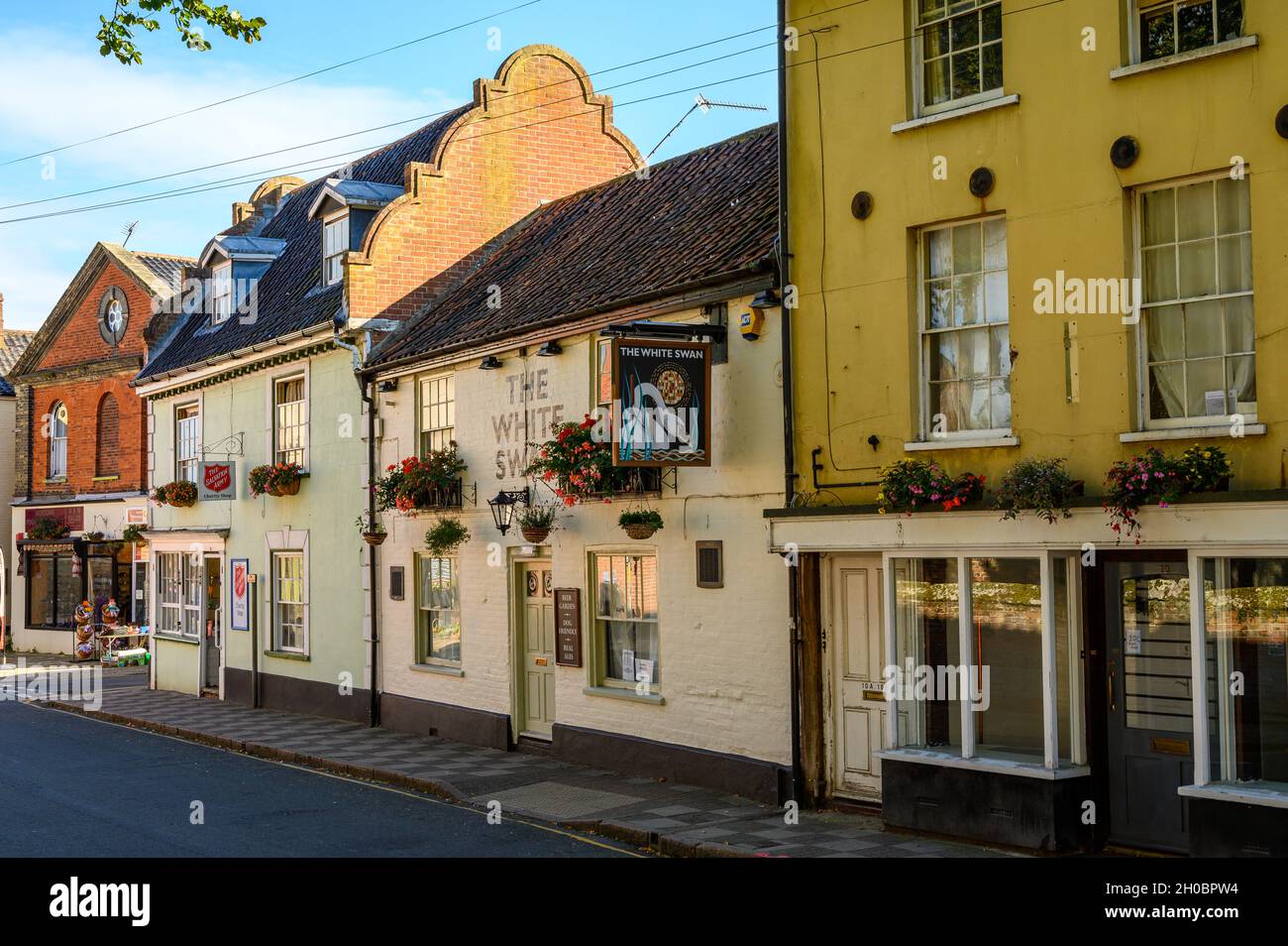 Church Street con el pub White Swan y la casa del Ejército de Salvación en North Walsham, Norfolk, Inglaterra. Foto de stock