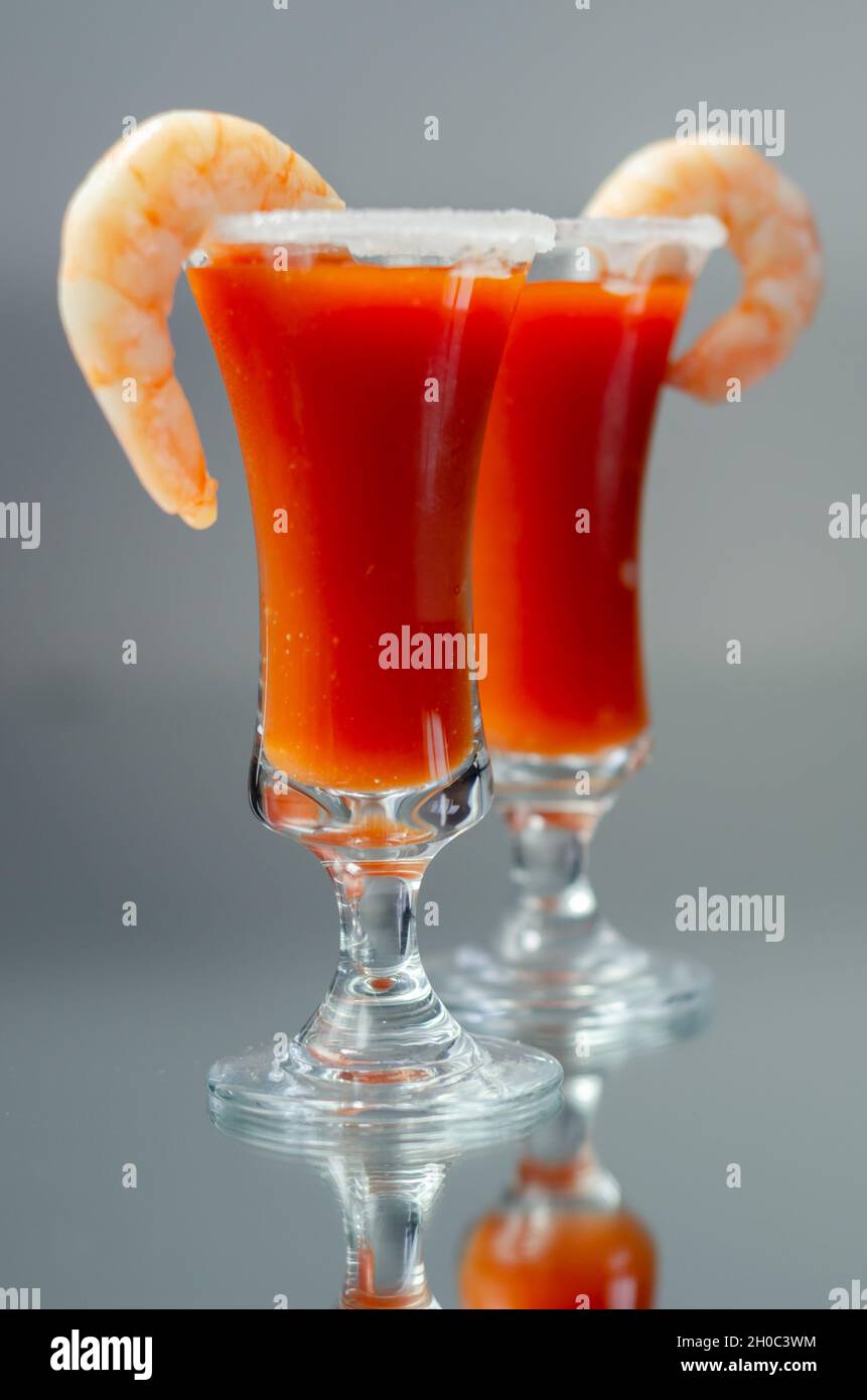 Cóctel Bloody Mary preparado con vodka puro, jugo de tomate salsa de pimienta caliente, bebida decorada con camarón, bebida de pelo del perro Fotografía de stock - Alamy