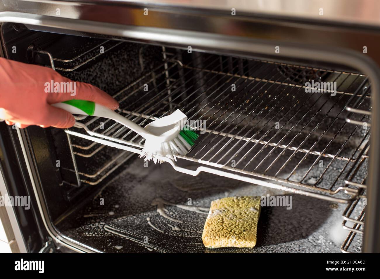 Chica En Guantes Esponja Horno En Cocina Moderna Foto de archivo - Imagen  de detergente, protector: 172313168