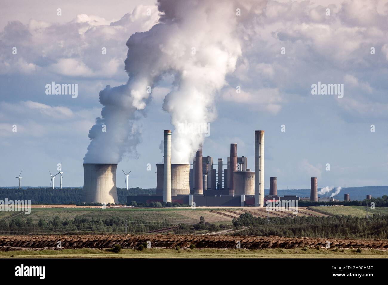 Las emisiones de la chimenea de la fábrica de la planta de energía causan la contaminación del aire Foto de stock