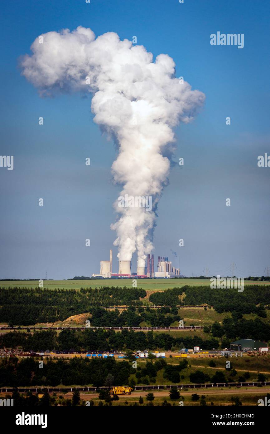 Las emisiones de la chimenea de la fábrica de carbón causan contaminación del aire Foto de stock
