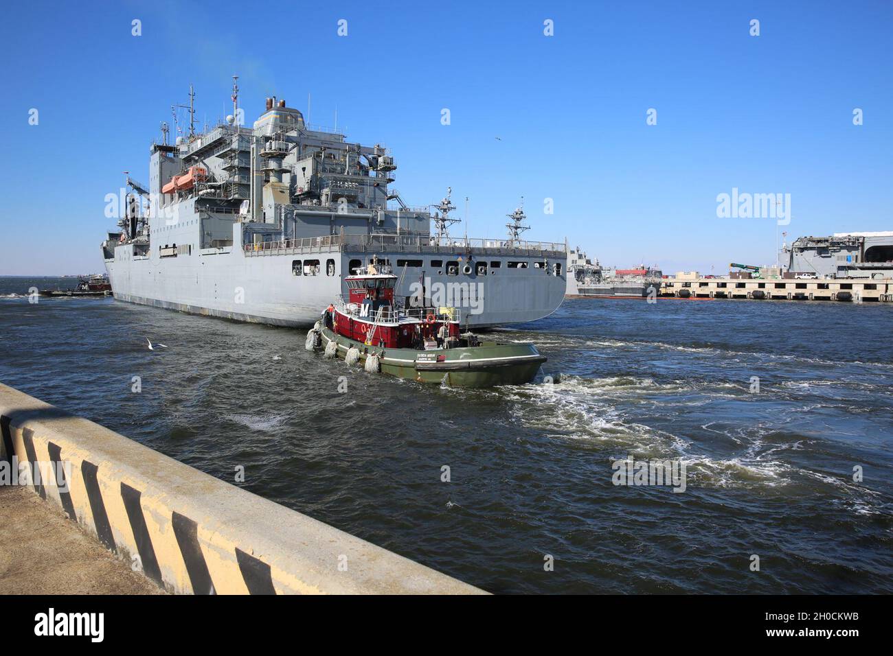 210123-N-AC165-0004 NORFOLK, Va. (Enero 23, 2021) Un buque de carga seca del Comando de Sealift Militar, USNS William McLean (T-AKE 12), salió de la Estación Naval Norfolk el 23 de enero en preparación para el despliegue de la Sexta Flota. T-AKE 12 es nombrado en honor de William McLean, un físico de la Marina de los Estados Unidos que concibió y desarrolló el misil Sidewinder que busca calor. MSC opera aproximadamente 120 buques de tripulación civil no combatientes que reponen buques de la Marina de los Estados Unidos, realizan misiones especializadas y preponen estratégicamente la carga de combate en el mar en todo el mundo mientras trasladan la carga militar y los suministros utilizados por la U desplegada Foto de stock