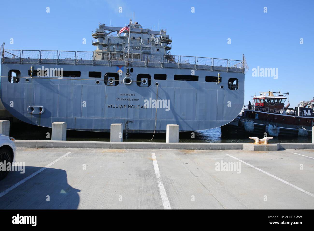 210123-N-AC165-0001 NORFOLK, Va. (Enero 23, 2021) Un buque de carga seca del Comando de Sealift Militar, USNS William McLean (T-AKE 12), salió de la Estación Naval Norfolk el 23 de enero en preparación para el despliegue de la Sexta Flota. T-AKE 12 es nombrado en honor de William McLean, un físico de la Marina de los Estados Unidos que concibió y desarrolló el misil Sidewinder que busca calor. MSC opera aproximadamente 120 buques de tripulación civil no combatientes que reponen buques de la Marina de los Estados Unidos, realizan misiones especializadas y preponen estratégicamente la carga de combate en el mar en todo el mundo mientras trasladan la carga militar y los suministros utilizados por la U desplegada Foto de stock