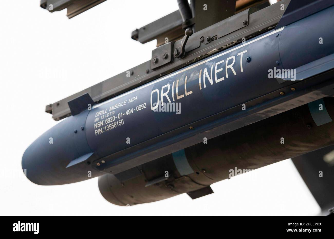 Un misil AGM-114 Hellfire se carga durante una competencia de tripulación de carga en Hurlburt Field, Florida, 25 de enero de 2021. El objetivo de la competición era garantizar que todos los equipos de carga se puedan desplegar y estén preparados para la misión, al tiempo que recompensaban lo mejor de lo mejor por su duro trabajo. Foto de stock