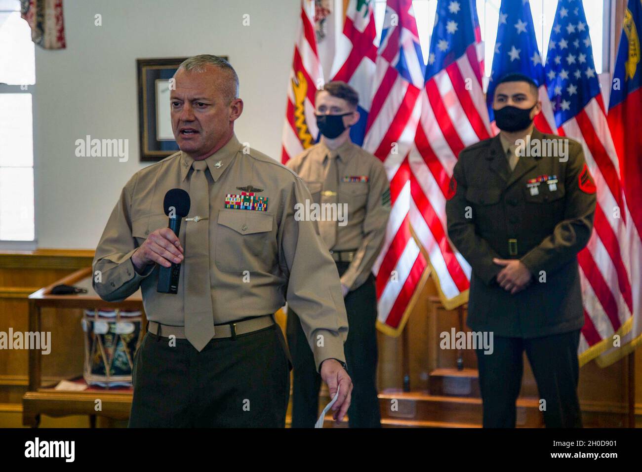 El Coronel Nicholas Davis, de la izquierda, jefe de personal de instalaciones del Cuerpo de Marines, Campamento Lejeune de la Base del Cuerpo de Marines del Este, da comentarios durante una ceremonia de reconocimiento en honor a los Miembros del Servicio del Mes (SMOM) para diciembre de 2020 y enero de 2021 en el edificio 1 en el Campamento Lejeune de la MCB, Carolina del Norte, 29 de enero de 2021. La Cámara de Comercio de Jacksonville-Onslow, Comité de Asuntos Militares (MAC), reconoció a Sgt. Richard Thomas IV, como el SMOY y Cpl. Manuel Geuvararéyes como el SMOM por su sobresaliente desempeño y dedicación al Cuerpo de Infantería de Marina. Foto de stock