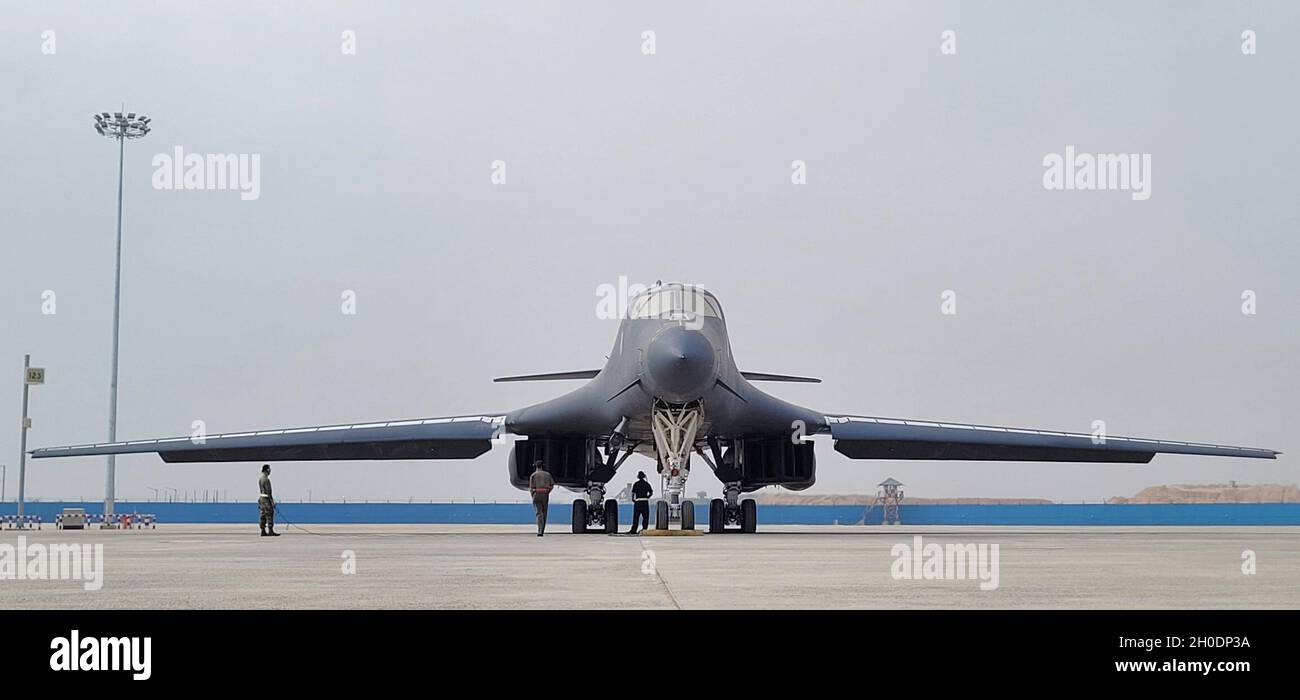 A Bomb Wing B-1B 28th Lancer se sienta en la pista de aterrizaje del Aeropuerto Internacional Kempegowda, antes de participar en una exhibición comercial de Aero India sobrevuelo en Bengaluru, India, 3 de febrero de 2021. El B-1B Lancer es un sistema de armas de misión múltiple muy versátil, y su radar de apertura sintética es capaz de rastrear, apuntar y enganchar vehículos en movimiento, así como de auto-apuntar y modos de seguimiento del terreno. Foto de stock