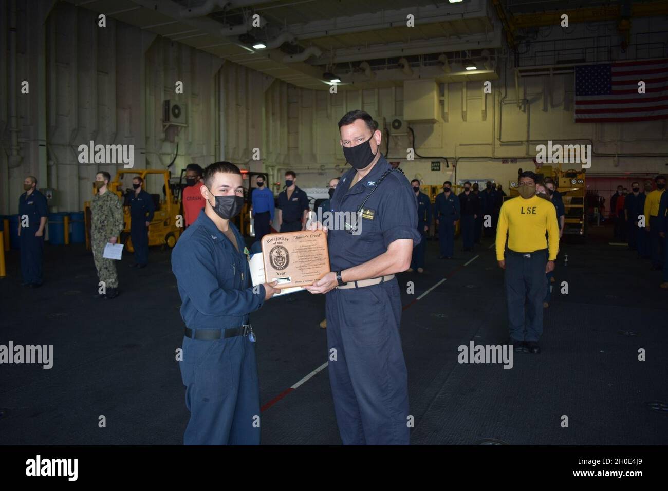 Técnico de Electrónica de Tercera Clase Eric Rivera es reconocido como el USS LEWIS B. EXTRACTOR ESB-3 (TRIPULACIÓN DE ORO) Blue Jacket of the Year. El premio es presentado por el Comandante Capitán Michael Mosbruger. La plataforma de base marítima expedicionaria apoya a la Fuerza Anfibia Naval, Fuerza de Tarea 51/5th Brigada Expedicionaria Marina diversas misiones que incluyen respuesta a crisis, contramedidas contra minas aéreas, operaciones de contrapiratería, operaciones de seguridad marítima y misiones de ayuda humanitaria/socorro en casos de desastre, al tiempo que permite al TF 51/5 extender su presencia expedicionaria en las regiones más volátiles del mundo. Foto de stock