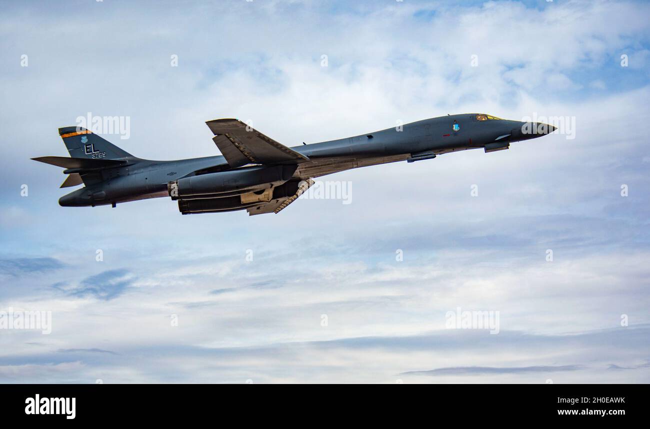 Un B-1B Lancer, asignado el 34th Bomb Squadron, 28th Bomb Wing, la Base de la Fuerza Aérea de Ellsworth, Dakota del Sur, despegue para una misión de Bandera Roja 21-1 en la Base de la Fuerza Aérea de Nellis, Nevada, 9 de febrero de 2021. El radar de apertura sintética del B-1B es capaz de rastrear, apuntar y enganchar vehículos en movimiento, así como de autoapuntar y seguir el terreno. Foto de stock