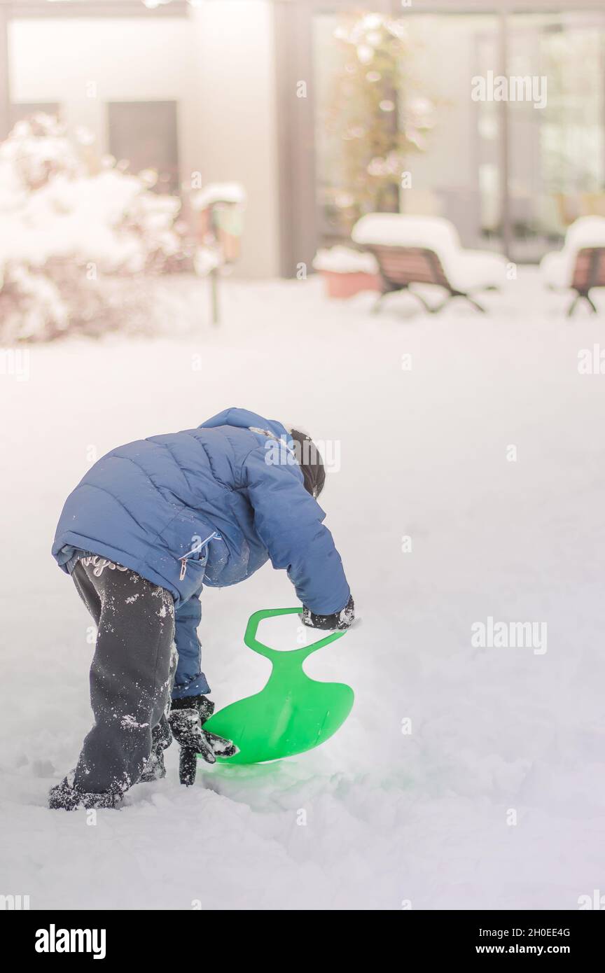 Young man shoveling snow fotografías e imágenes de alta resolución