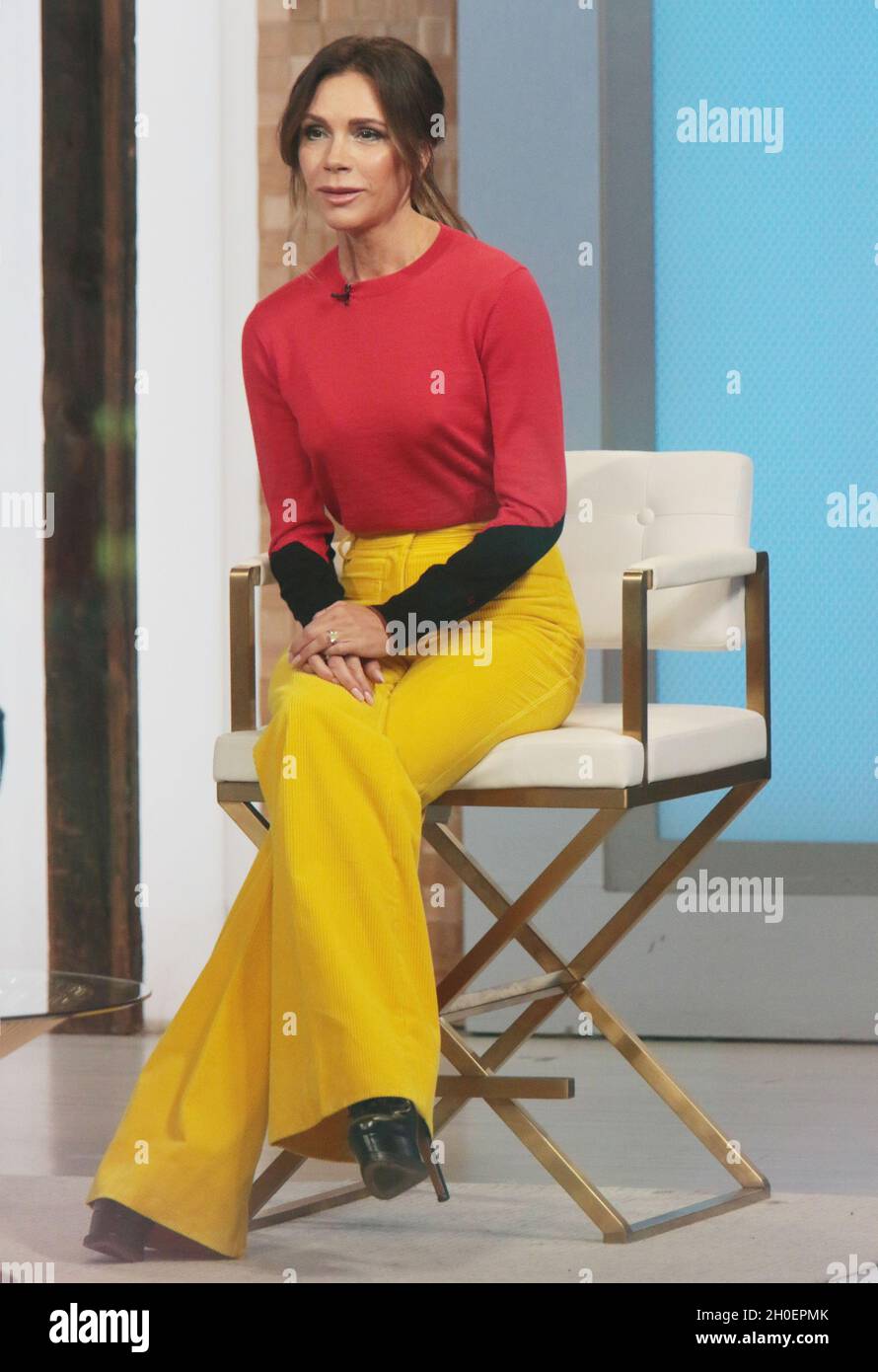 Nueva York, NY, EE.UU. 12th Oct, 2021. Victoria Beckham en Good Morning  America promocionando su nueva ropa de diseño, zapatos, bolsos de mano y la  línea de arreglo en la ciudad de