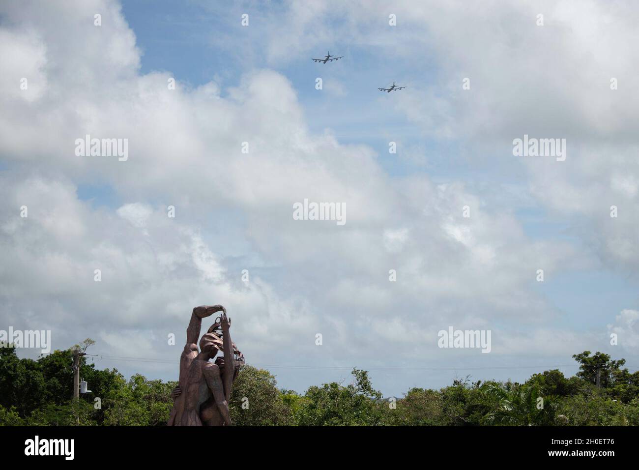 Dos de las Fuerzas Aéreas B-52H de los Estados Unidos de América vuelan cerca de la Base de la Fuerza Aérea de Andersen, Guam, en apoyo de un despliegue de la Fuerza de Tarea Bomber, 15 de febrero de 2021. Las implementaciones de BTF permiten a los equipos mantener un alto estado de preparación y competencia, y validar nuestra capacidad de huelga global siempre lista. Foto de stock
