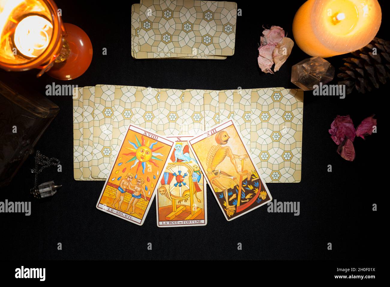 La muerte, el sol y las cartas de la ruleta de la fortuna en un conjunto de  cartas boca abajo. Concepto de una sesión de adivinación con tarjetas de  tarot. Vista desde