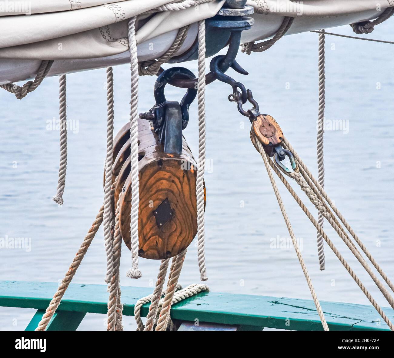 Bloquear y abordar poleas en la parte inferior de la vela mayor en un antiguo barco de vela. Primer plano. Foto de stock