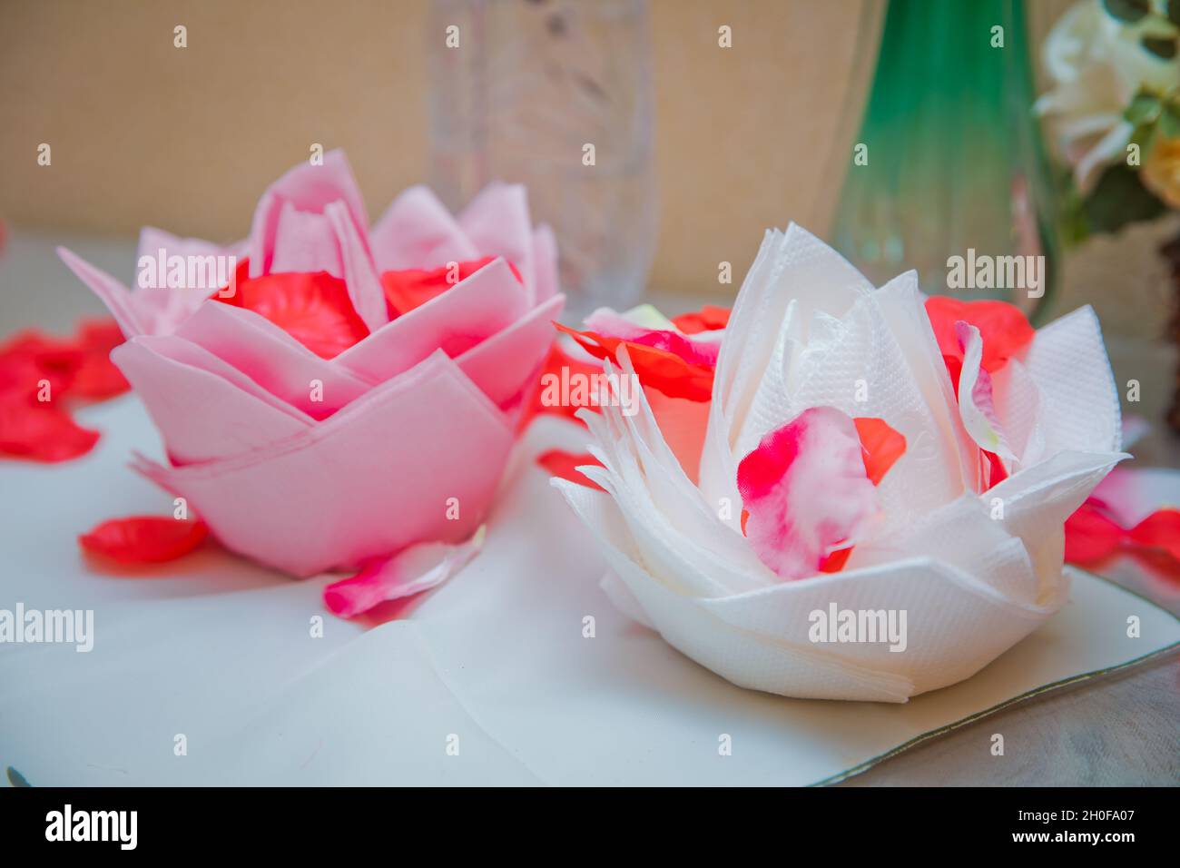 Flores blancas y rosadas en servilletas. Hermosa flor origami hecha de  servilleta sobre fondo blanco . Pétalos de una rosa roja Fotografía de  stock - Alamy