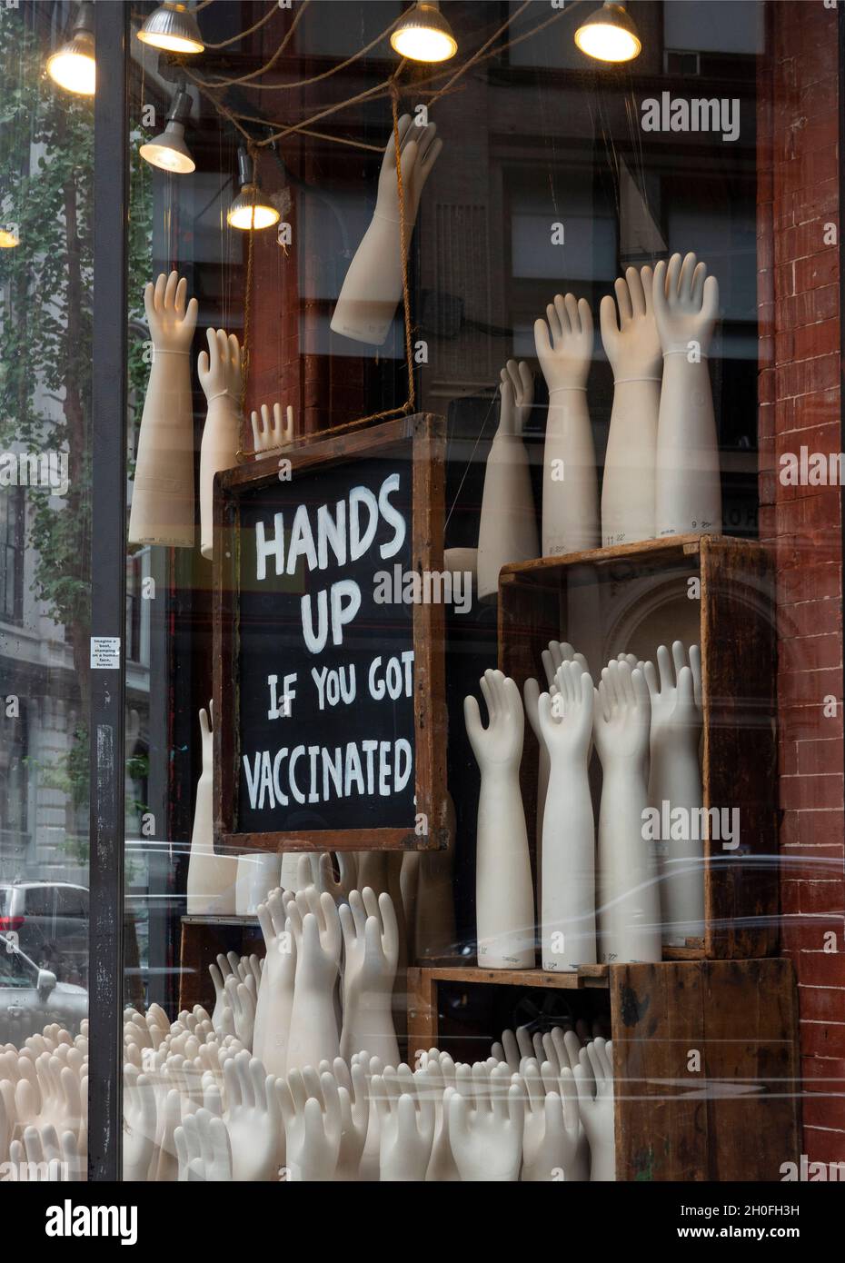 Manos para arriba si usted consiguió el signo vacunado en la ventana de la tienda de Fishs Eddy en Manhattan NYC Foto de stock