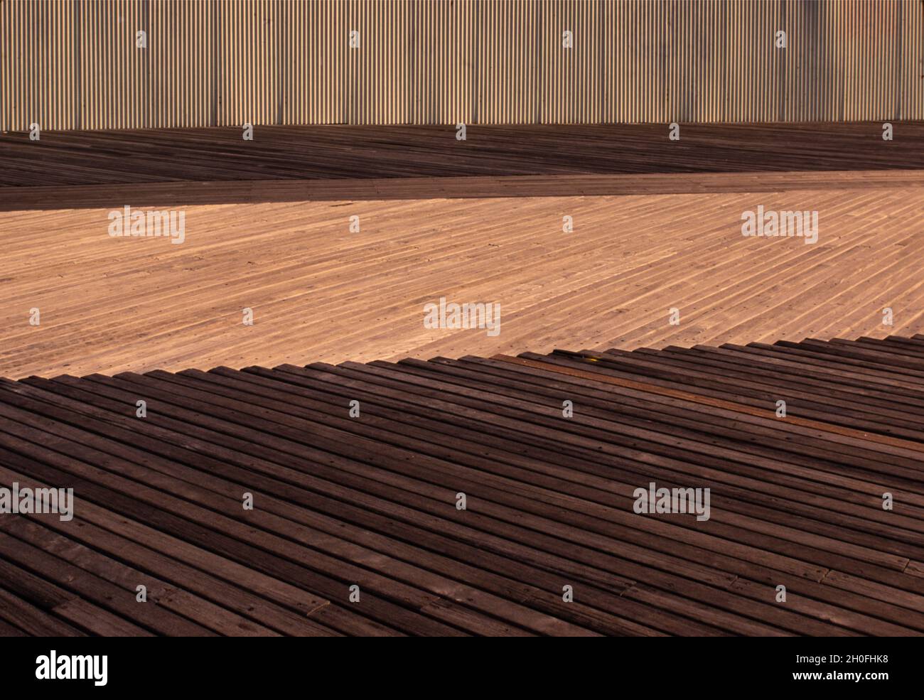 diseño de espiga de madera en el paseo marítimo Foto de stock
