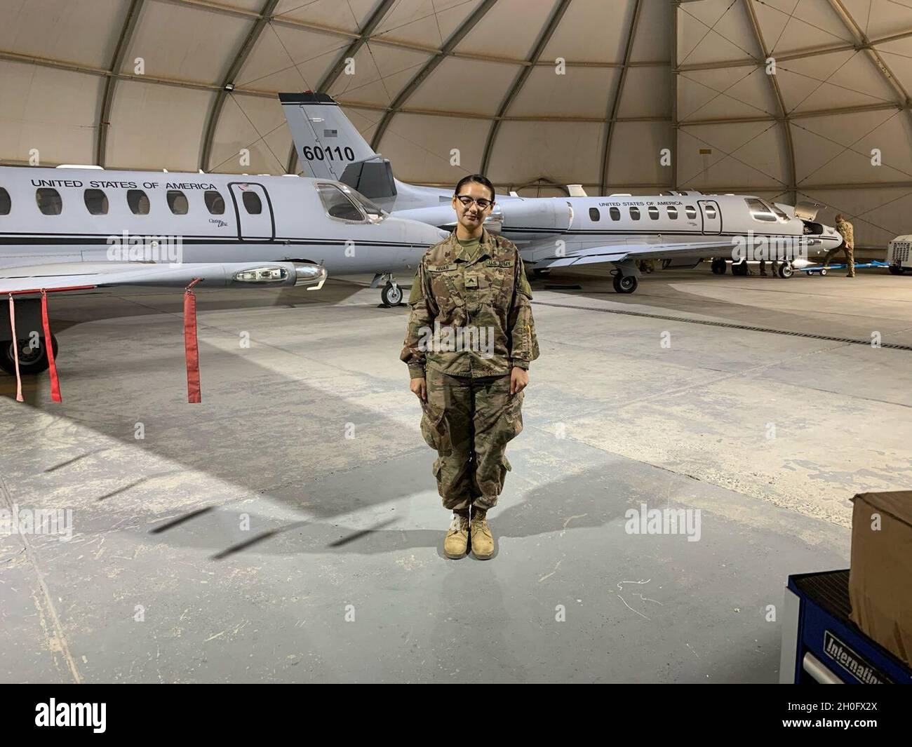 Sgt. Del Ejército de los Estados Unidos Emily Rivas está actualmente  desplegada como lingüista criptográfico árabe con la Brigada de Aviación de  Combate Expedicionaria de 28th. Aprendió árabe en el Instituto del