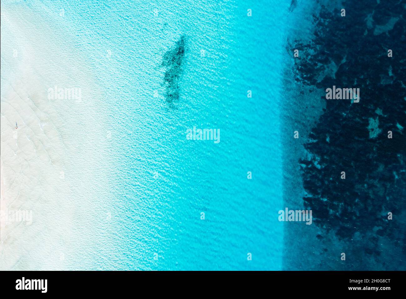 Vista desde arriba, impresionante vista aérea de un mar con hermosos tonos de blanco, turquesa y azul. Fondo natural de un agua cristalina. Foto de stock