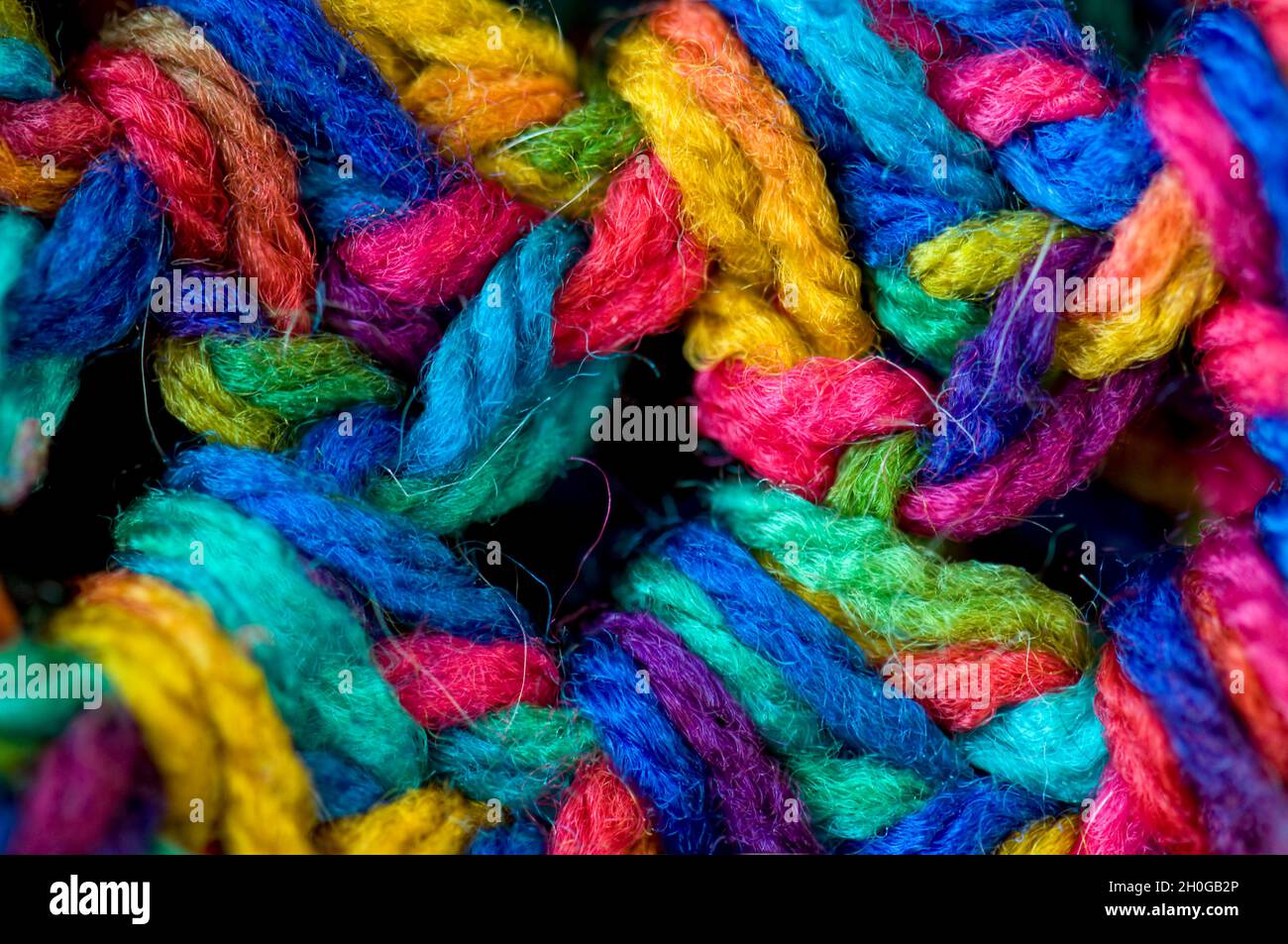 Primer plano de una manta con crocheted de colores brillantes Foto de stock
