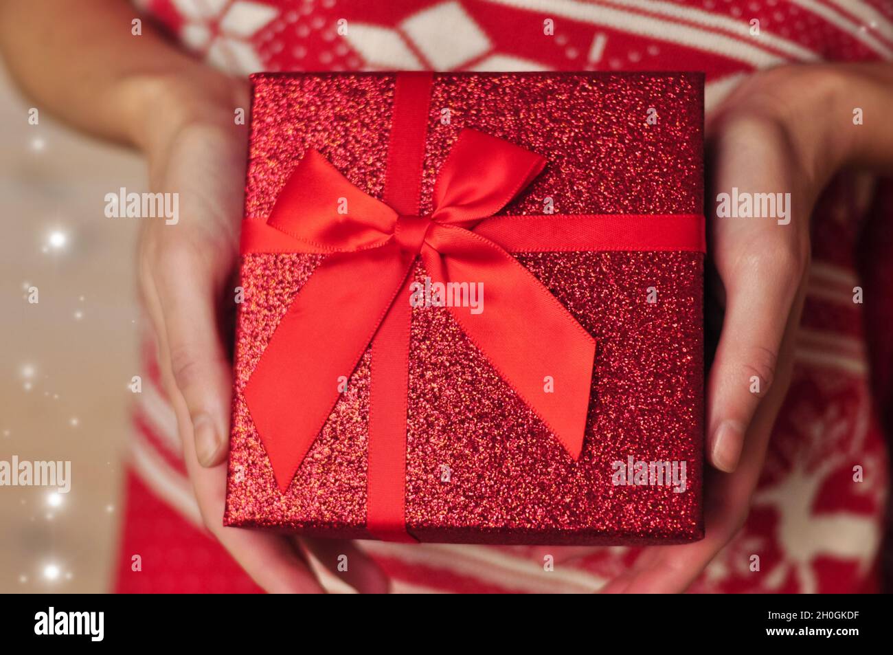 Caja de regalo roja con lazo. Regalo para Navidad Foto de stock