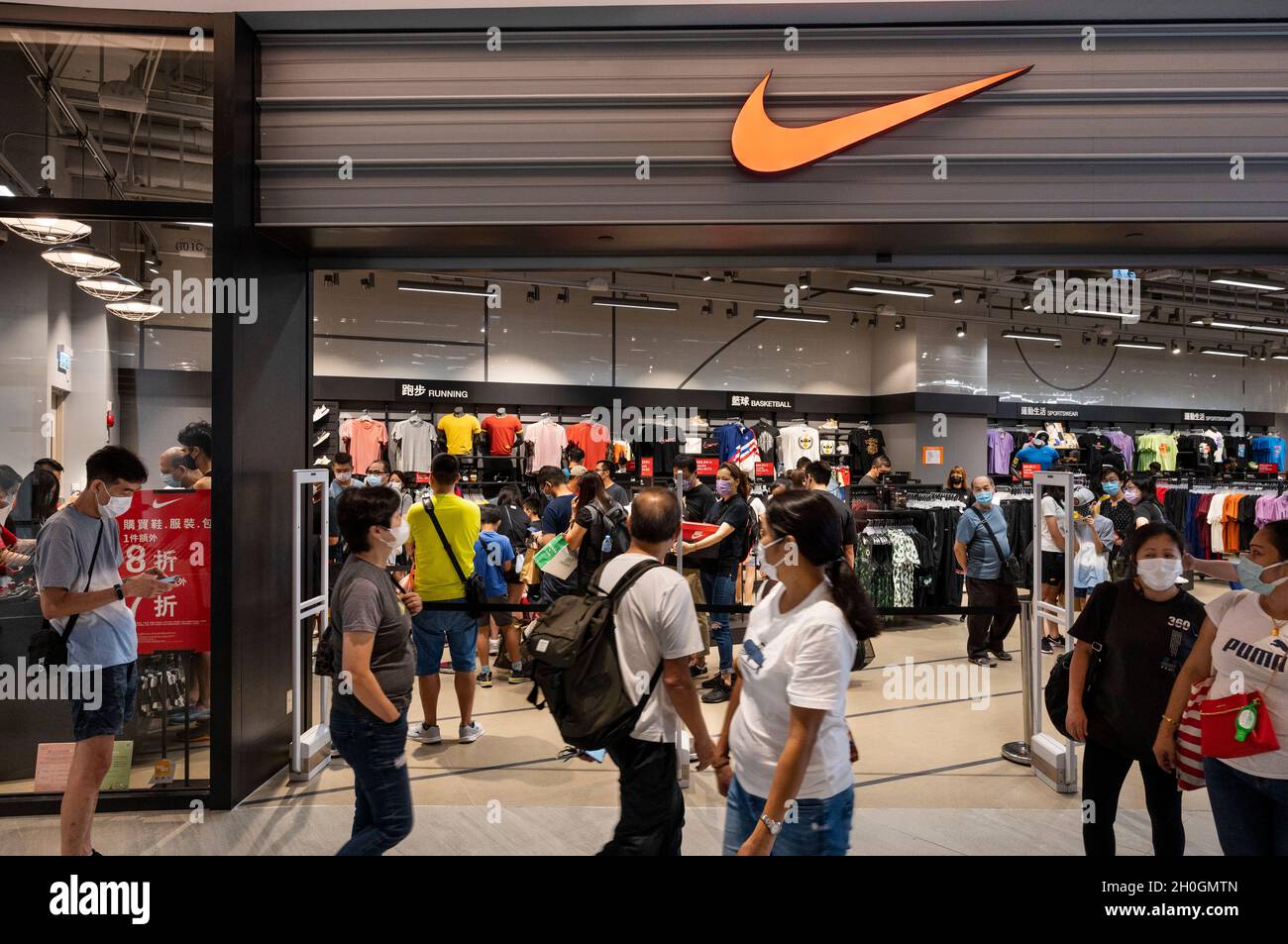 Hong Kong, China. 07th Oct, 2021. Los clientes son vistos en la tienda de  ropa deportiva multinacional americana Nike en Hong Kong. (Foto de Budrul  Chukrut/SOPA Images/Sipa USA) Crédito: SIPA USA/Alamy Live