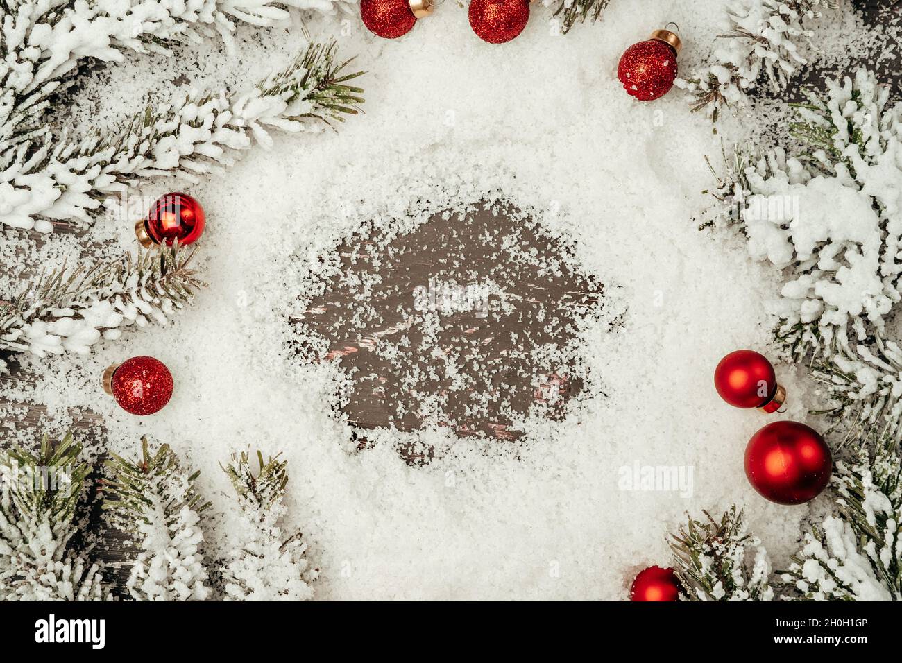 Fondo navideño con nieve, espacio para copias Fotografía de stock - Alamy