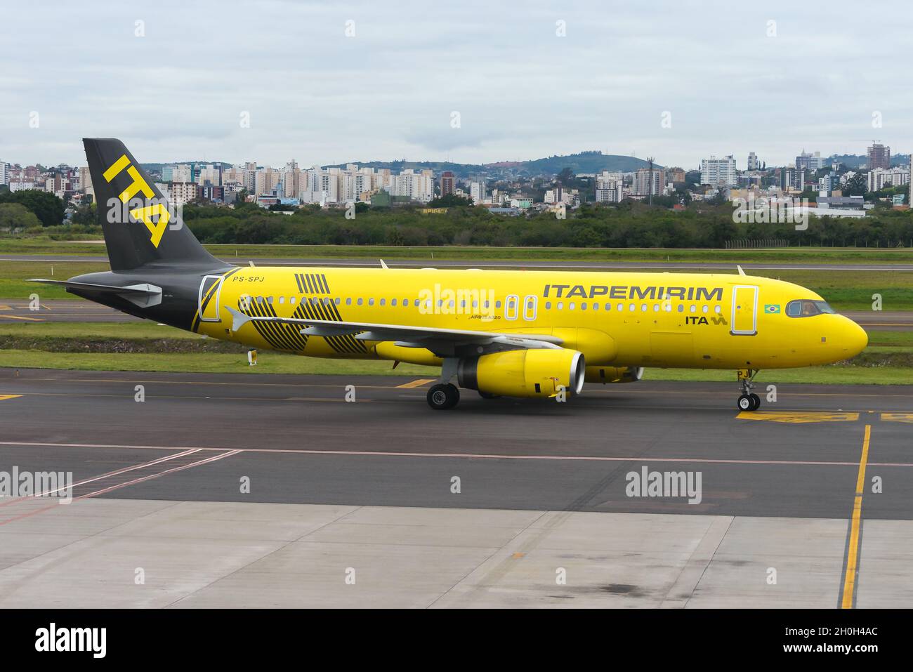 Itapemirim Airlines Airbus A320 en Brasil. Nueva aerolínea brasileña perteneciente al Grupo Itapemirim. Avión Itapemirim con livery amarillo. Foto de stock