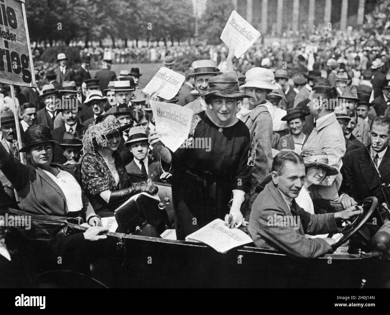 'Manifestación de la Organización pacifista alemana en el Lustgarten de Berlín. En el centro de Elsa Einstein con un folleto ''Nunca más la guerra''. [traducción automática]' Foto de stock