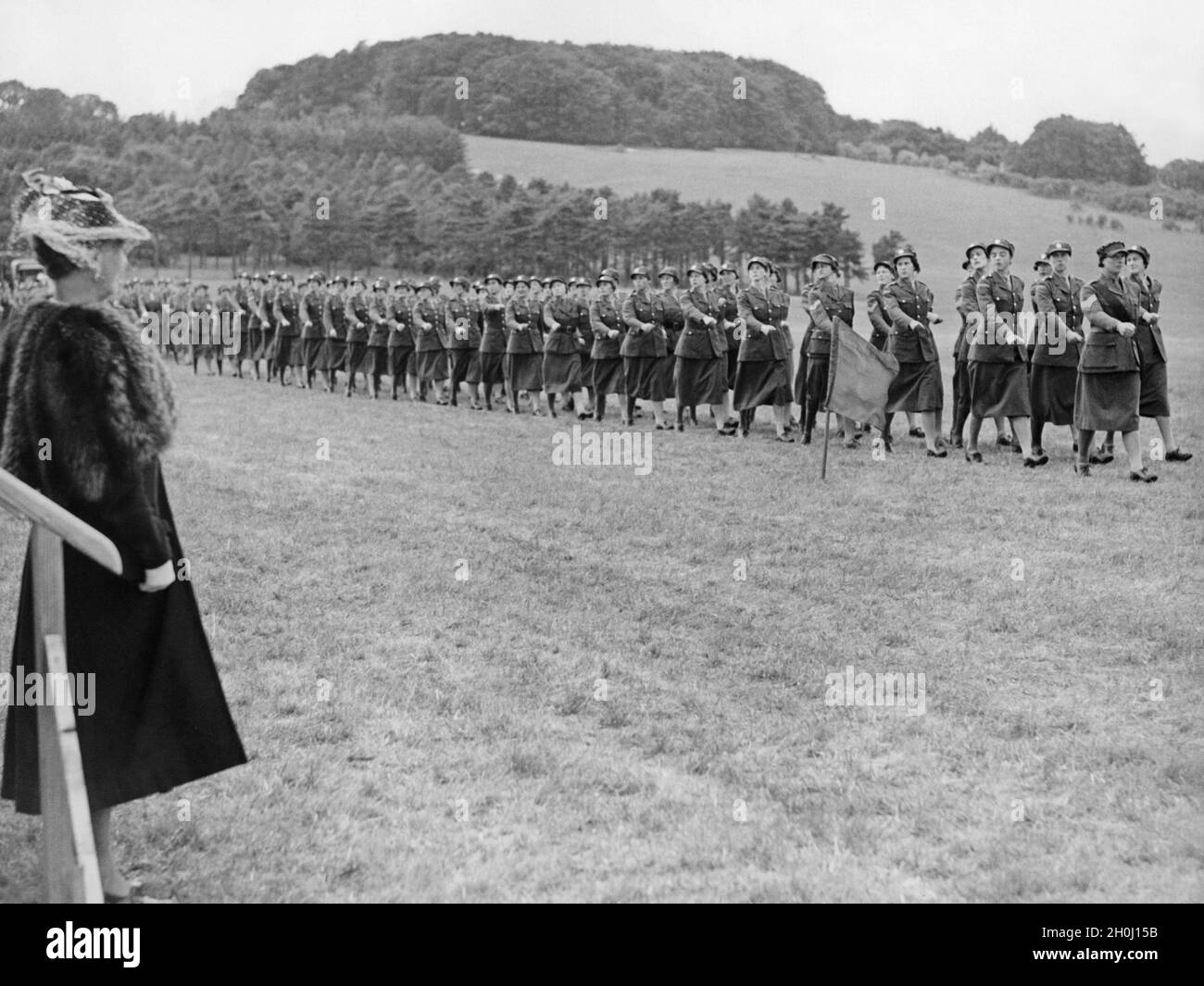 La princesa Alice, condesa de Athlone, inspecciona las tropas en Tidworth en Wiltshire, Inglaterra, como Presidenta de la Auxiliar de Mujeres del Ejército Británico. [traducción automática] Foto de stock