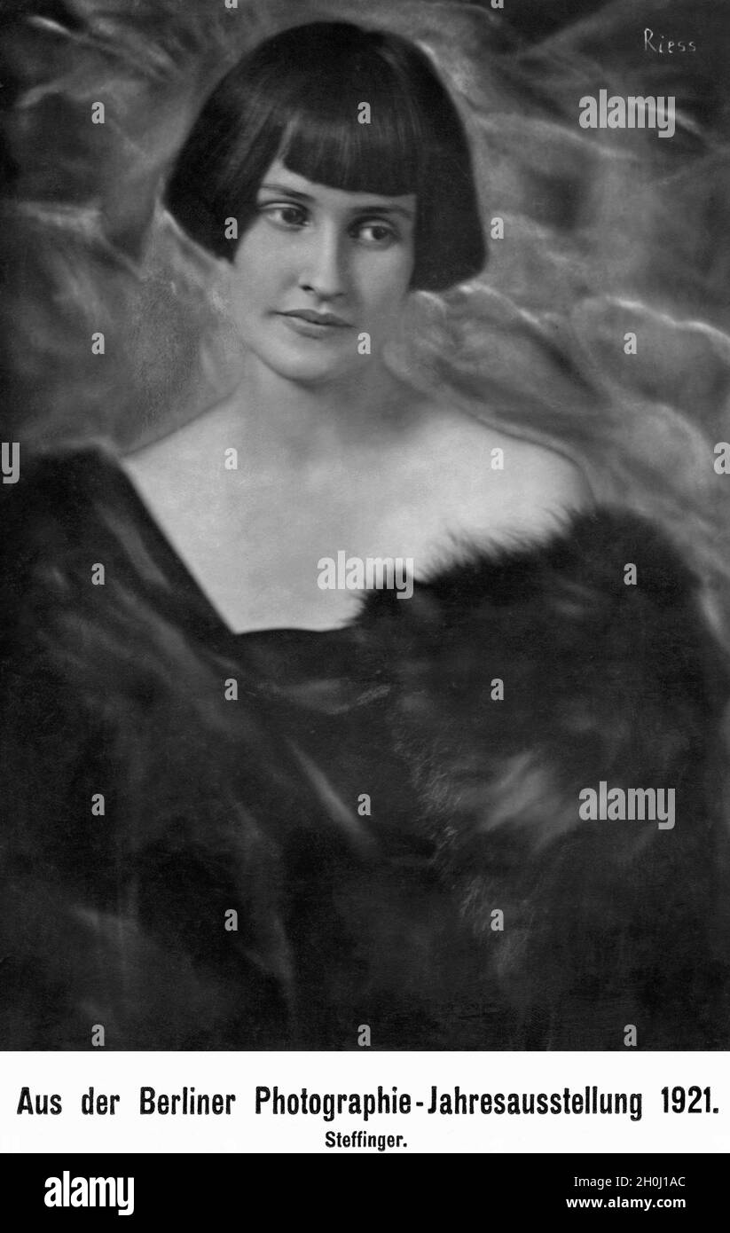 Retrato de una mujer en la Exposición Anual de Fotografía de Berlín 1921. [traducción automática] Foto de stock