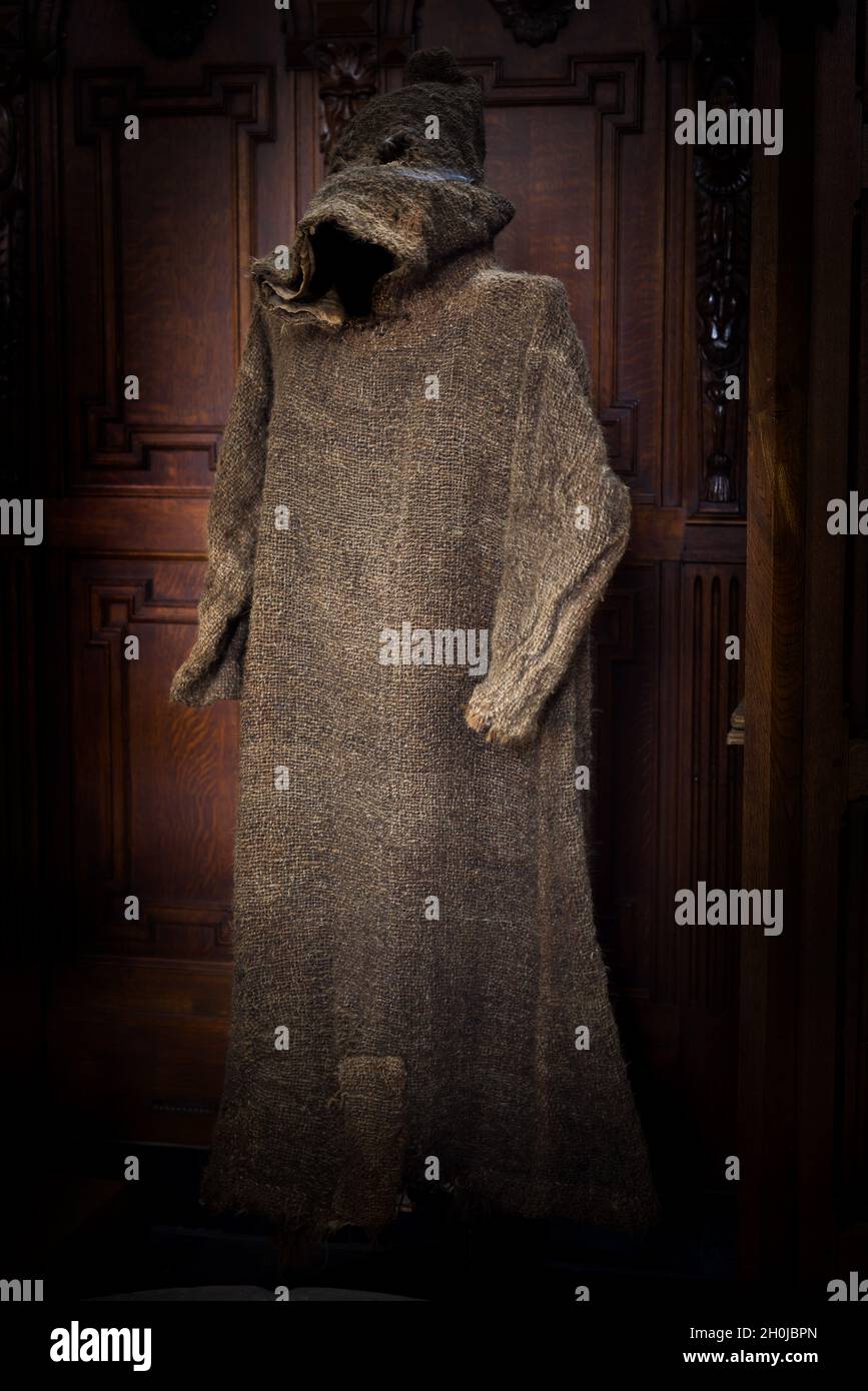 Mujer de apariencia gótica, lencería, actitud dominante Fotografía de stock  - Alamy