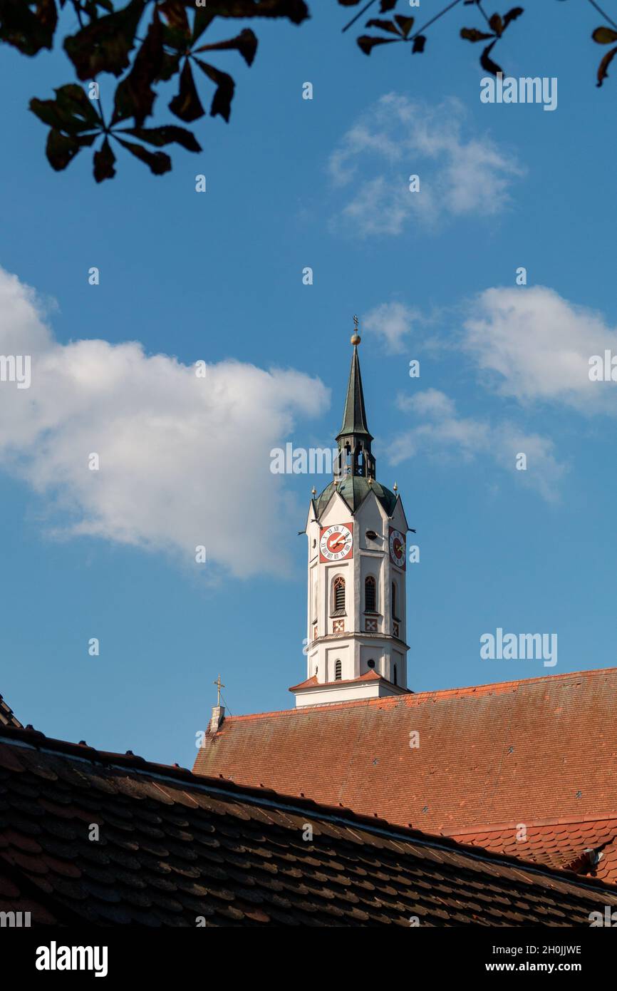 Vista de la Iglesia Parroquial de la Ciudad de San Jacob, desde las antiguas murallas de Schrobenhausen. Foto de stock