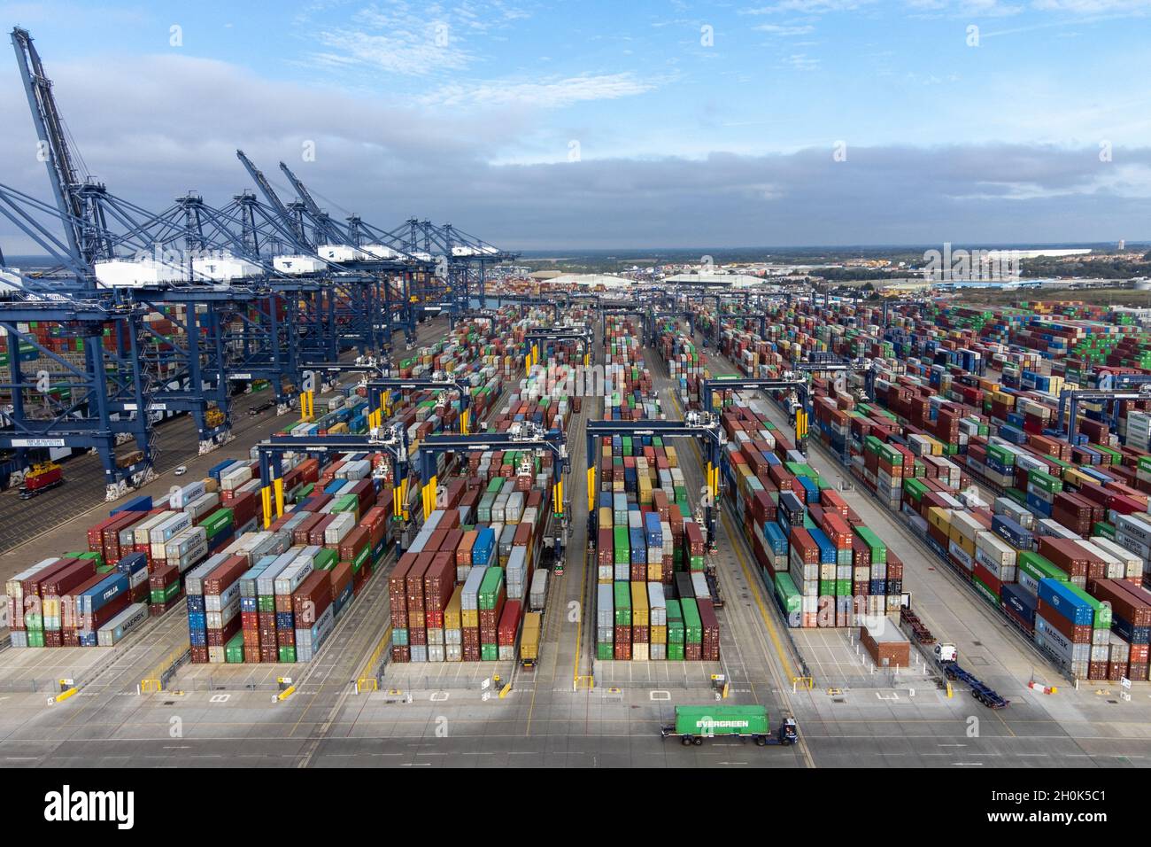 Miles de contenedores de transporte marítimo en el puerto de Felixstowe, en  Suffolk, como ha dicho el gigante marítimo Maersk, está desviando barcos de  los puertos del Reino Unido para descargar a