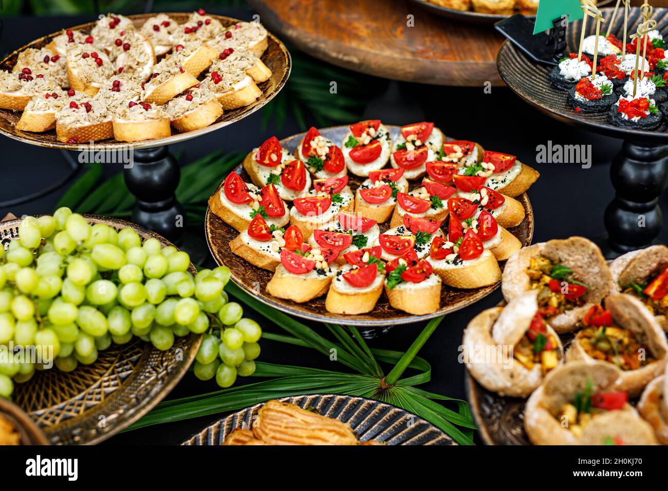 Mesa buffet de recepción con aperitivos fríos con tomates cherry Fotografía  de stock - Alamy