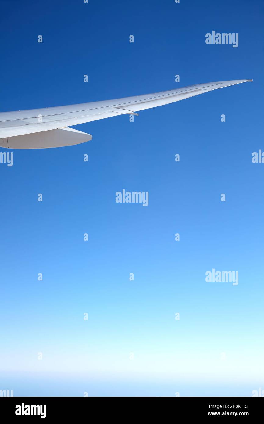 Ala del avión contra el cielo azul. Foto de stock