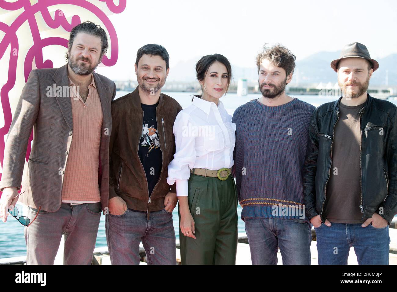 Edoardo Pesce, el escenarista Valerio Cilio, la actriz Silvia D Amico, el creador Stefano Lodovichi y el compositor de música cinematográfica Giorgio Giampa asisten a la fotografía cristiana durante la edición 4th del Festival Internacional de la Serie de Cannes (Canneseries) en Cannes, el 13 de octubre de 2021, Francia. Foto de David Niviere/ABACAPRESS.COM Foto de stock