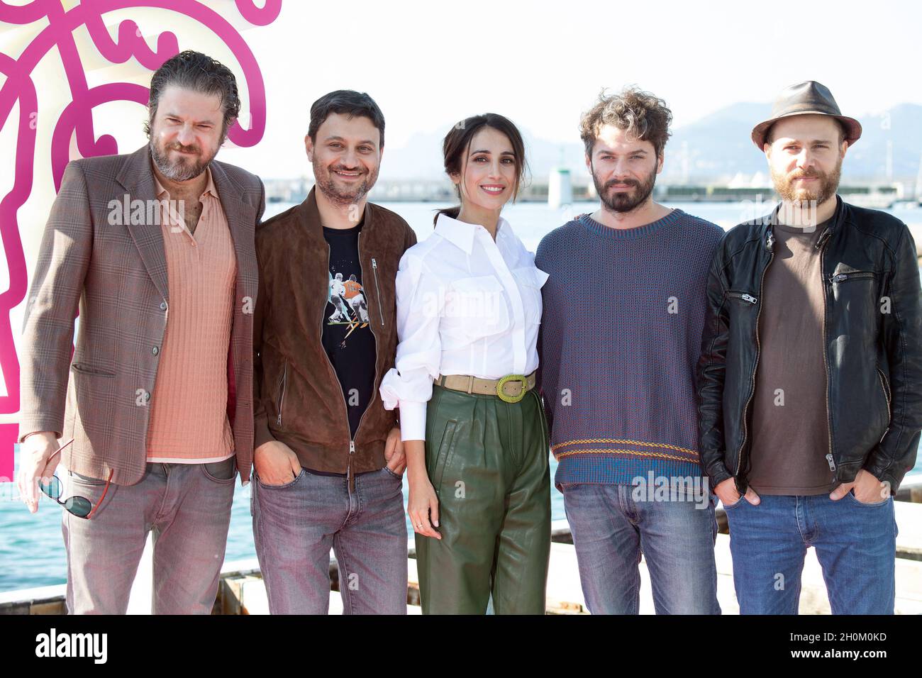 Edoardo Pesce, el escenarista Valerio Cilio, la actriz Silvia D Amico, el creador Stefano Lodovichi y el compositor de música cinematográfica Giorgio Giampa asisten a la fotografía cristiana durante la edición 4th del Festival Internacional de la Serie de Cannes (Canneseries) en Cannes, el 13 de octubre de 2021, Francia. Foto de David Niviere/ABACAPRESS.COM Foto de stock