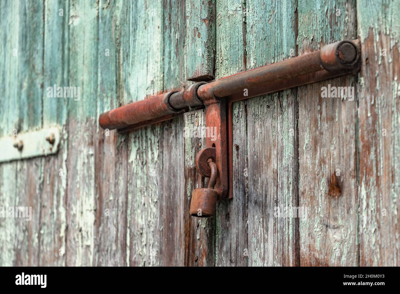 cierre de la cerradura con la cerradura antigua en las puertas antiguas  Fotografía de stock - Alamy
