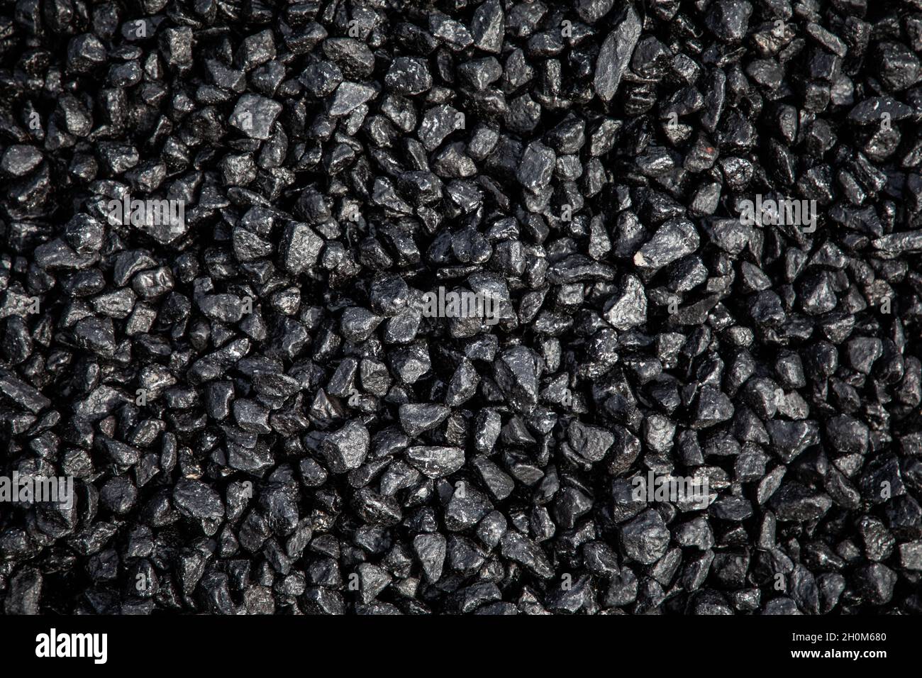 Un montón de asfalto de tarsacadam fresco esperando ser colocado en una superficie de carretera Foto de stock